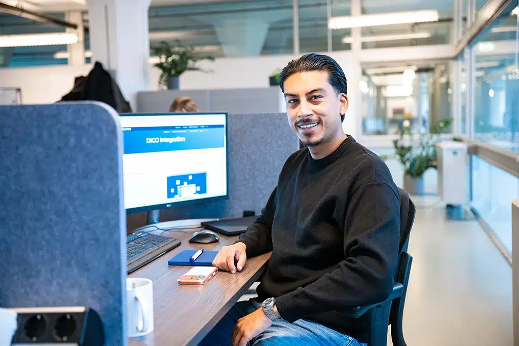 Een foto van een medewerker in het kantoor van Bluace achter een computer