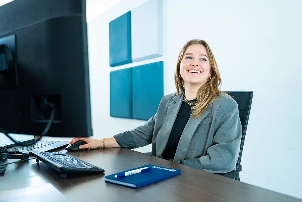 Een foto van een medewerker van Bluace in kantoor achter een computer