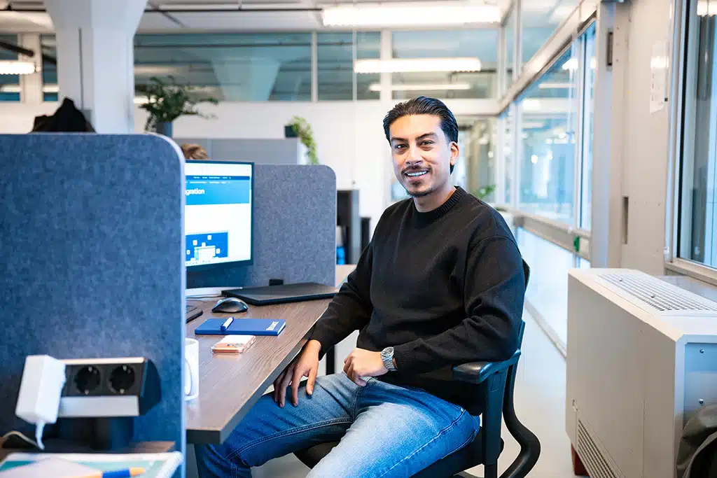 Een foto van een medewerker van Bluace in kantoor achter een computer