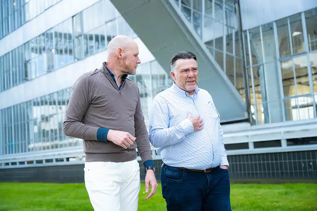 Een foto van medewerkers van Bluace in overleg voor de Van Nelle Fabriek