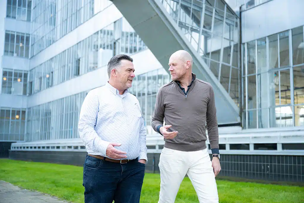 Een foto van medewerkers van Bluace voor de Van Nelle Fabriek in gesprek