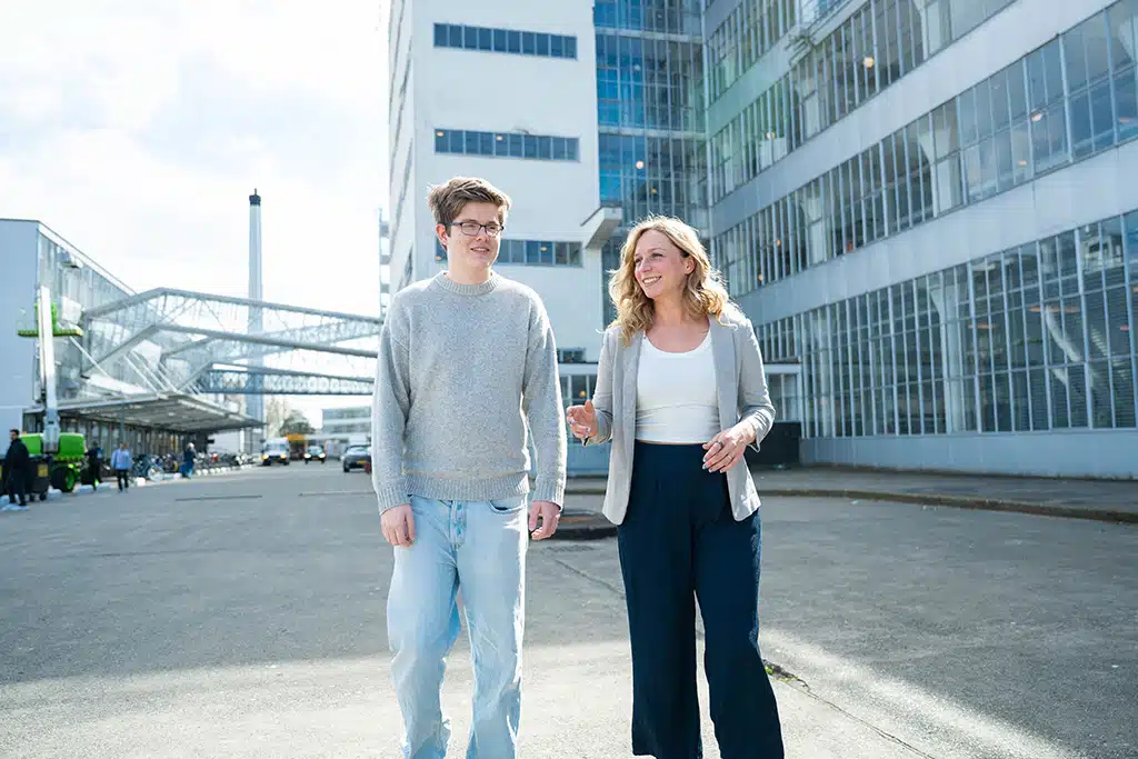 Een foto van medewerkers van Bluace voor de Van Nelle Fabriek